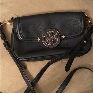 BLACK TORY BURCH CROSS BODY!